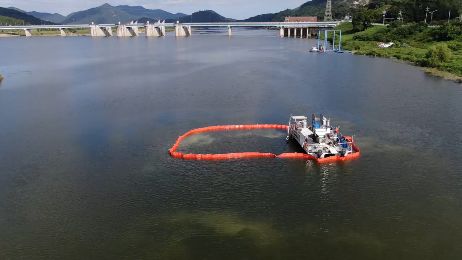 낙동강 창녕함안보 녹조 제거선 원형 펜스 스컴 대량 수거